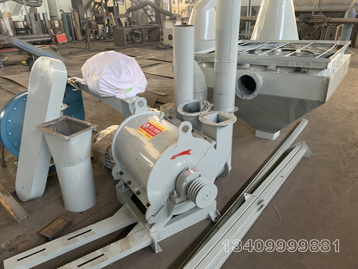 成套新型木粉機(jī) 成套新型木粉機(jī)